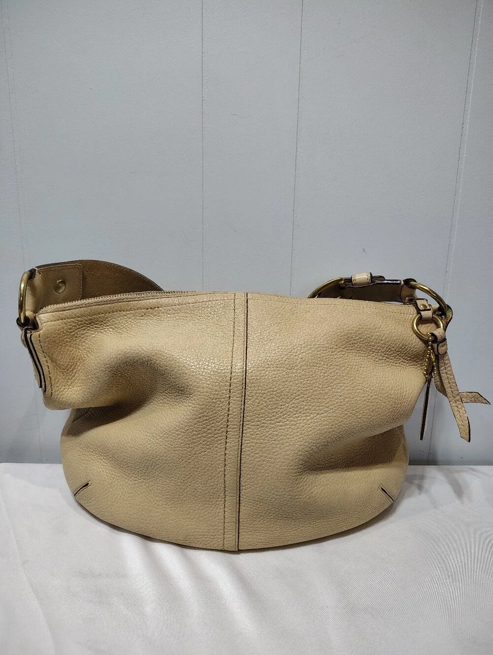 Coach Soho Hobo Bag 11839 Beige Cream Pebbled Leather Buckle Shoulder Tote‎